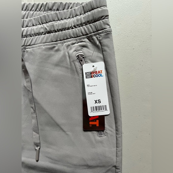 Womens 32 Degrees Jogger. Light grey color with zipper pockets in the front. - Picture 2 of 3